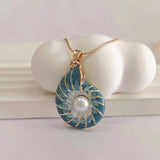 Perlų grandinėlė su mėlyna kriaukle
